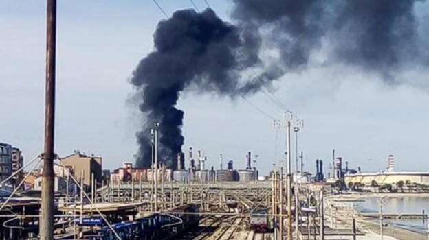 Ancona, incendio alla raffineria di Falconara: altissime colonne di fumo dall’impianto