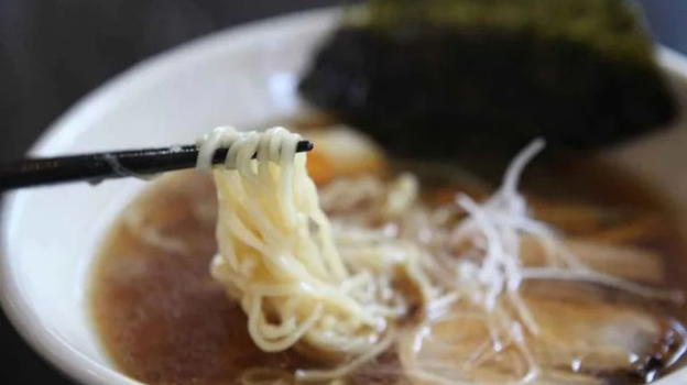Tragedia in USA: 19enne mangia avanzi di cibo cinese e gli amputano le gambe e tutte le dita