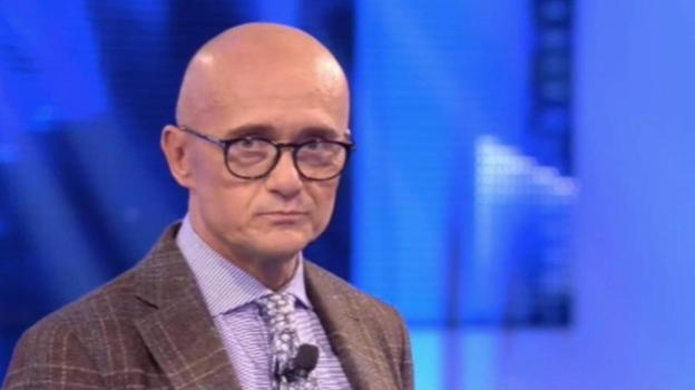 GF Vip, Signorini e il monologo per l’Ucraina: "È stato un brutto risveglio, ma questa sera vogliamo intrattenervi"
