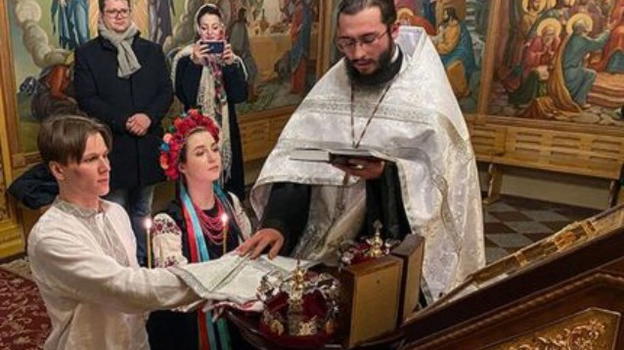 L’amore ai tempi della guerra: coppia ucraina si sposa durante l’attacco russo