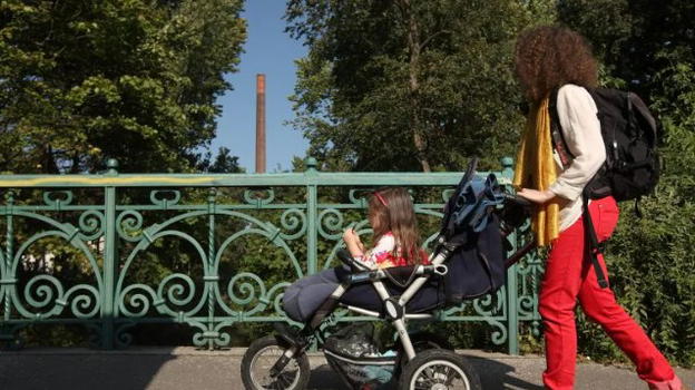 Roma, bimba americana ustionata da una sigaretta lanciata nel passeggino: è caccia al colpevole