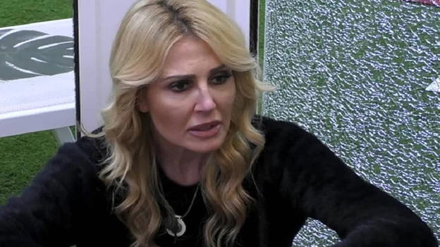 GF Vip, Nathaly teme la squalifica. Antonio la rassicura: "Alfonso non vuole farlo vedere…"