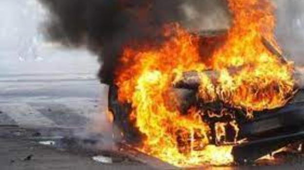 Napoli, esplode auto a Grumo Nevano: uomo muore carbonizzato