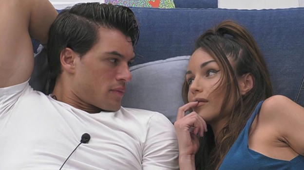 GF Vip, Alex Belli geloso di Antonio Medugno, ma Delia Duran lo difende: "Tra noi c’è tanta complicità"
