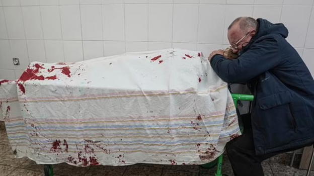 16enne ucciso dai missili russi mentre gioca a calcio: la foto del padre straziato fa il giro del mondo