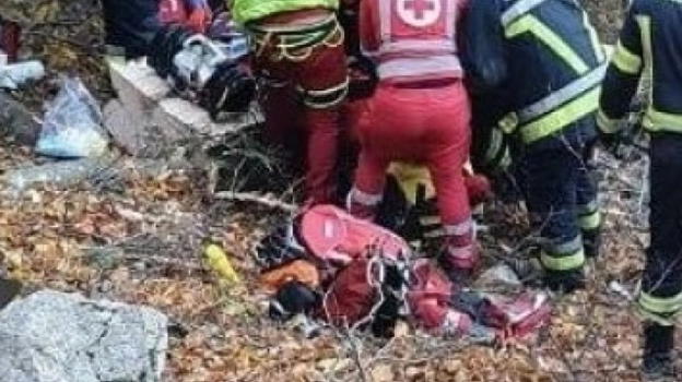Drammatico ritrovamento nel bosco: a scoprirne il cadavere è stato il padre