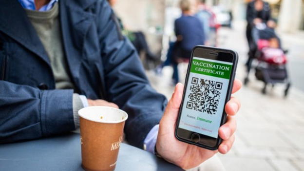 Addio al Green Pass in Italia, Speranza: "Va valutato passo per passo"