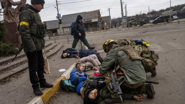 Ucraina, colpi di mortaio sui civili in fuga da Irpin: la foto shock del New York Times