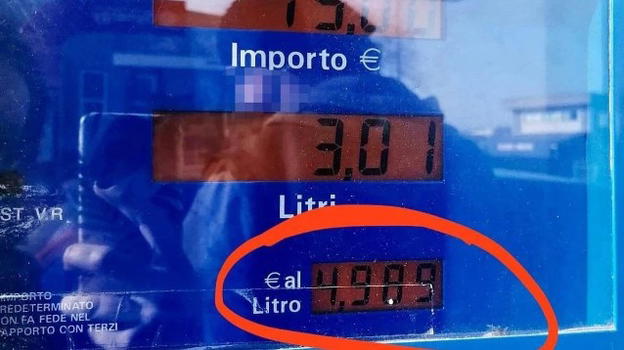 In Italia si è toccata la cifra record per il costo della benzina: cosa sta succedendo