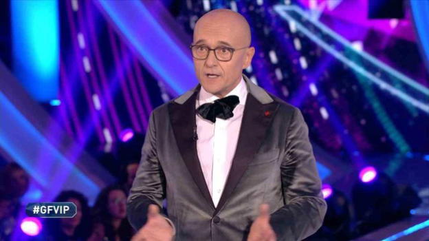 GF Vip, Alfonso Signorini: "Alcuni concorrenti sono più stupidi che razzisti. Il nostro è un contesto molto cialtrone"