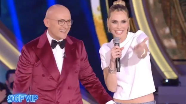GF Vip, Ilary Blasi ospite della finale scherza con Signorini: "Sei stato bravissimo, ma ora sparisci!"