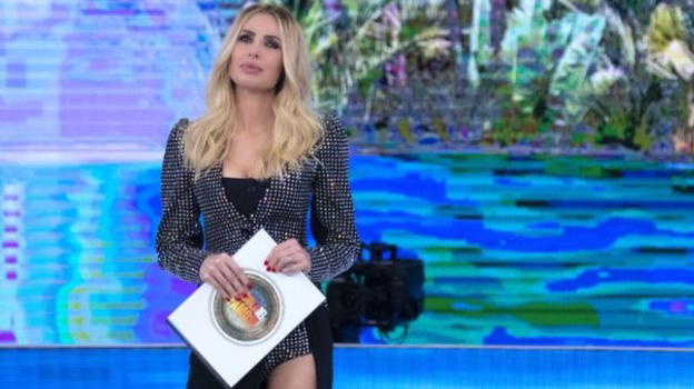 L’isola dei famosi, il cast completo: tra i vip ci sono Cicciolina e Marco Melandri