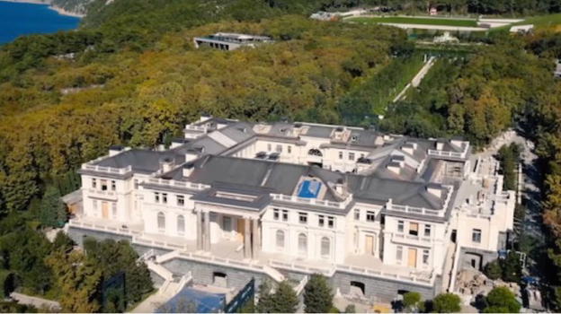 Blitz nella villa, la notizia fa in breve il giro del mondo