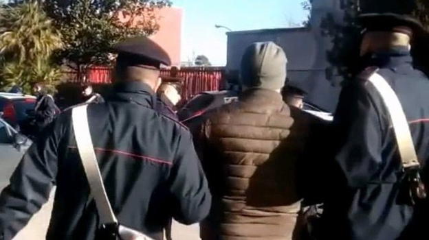 Napoli, 32enne sorpreso a rubare mentre la famiglia lo attende in macchina: arrestato