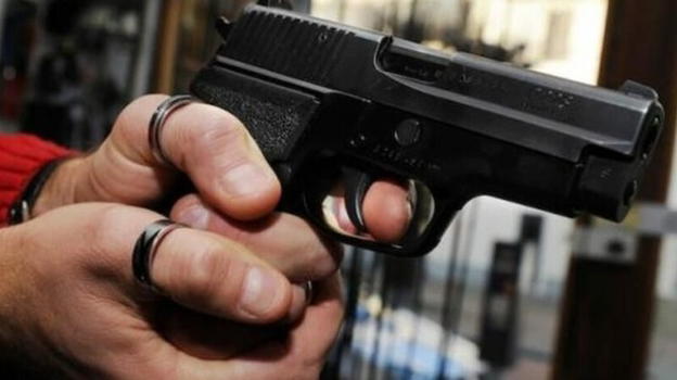 Napoli, portano pistole finte a scuola: preside chiama i carabinieri