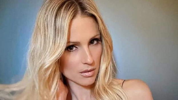 Michelle Hunziker fotografata mentre bacia un ex gieffino