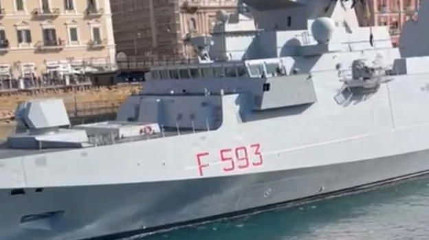 Taranto, lancio di pietre e insulti contro la nave della Marina Militare