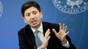 Covid-19: per Pfizer la quarta dose sarà necessaria per tutti, ma Speranza frena: