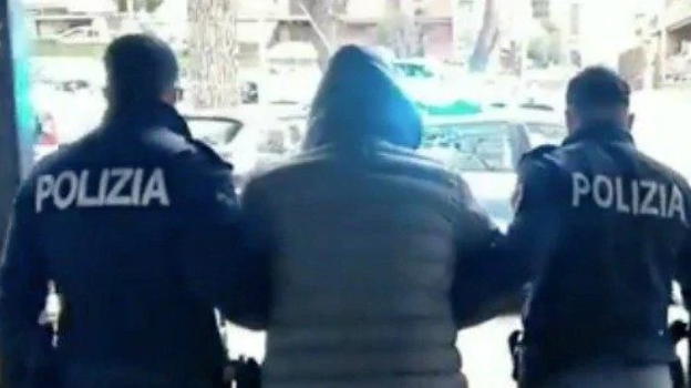 Roma, 42enne sfigurata con l’alcol dal compagno: è in pericolo di vita