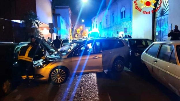 Brindisi, travolge otto veicoli in sosta e ne colpisce uno in corsa: paura vicino la stazione