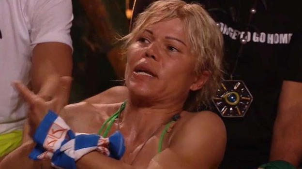 L’isola dei famosi, Floriana Secondi attacca Marco Melandri e accusa Nicolas Vaporidis: "Hai usato il cellulare"