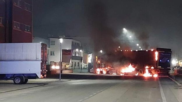 Chieti, rapina al caveau dell’Ivri: malviventi sparano colpi di mitra e danno alle fiamme i camion