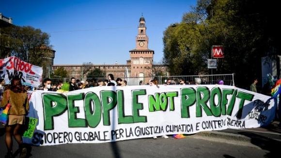 Milano, manifestazione sul clima e sulla guerra