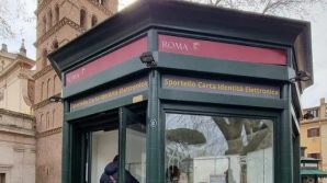 Roma, chiede di saltare la fila con il figlio autistico, gli operatori: