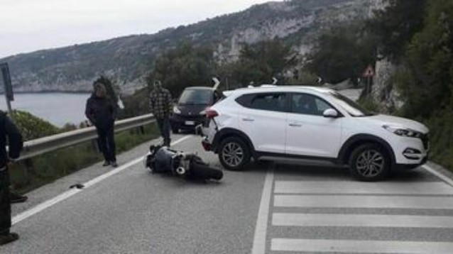 Lecce, inversione a "U" sulla provinciale: moto si schianta contro un’auto