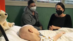 Angelina Jolie fa visita al Bambino Gesù ai piccoli rifugiati ucraini