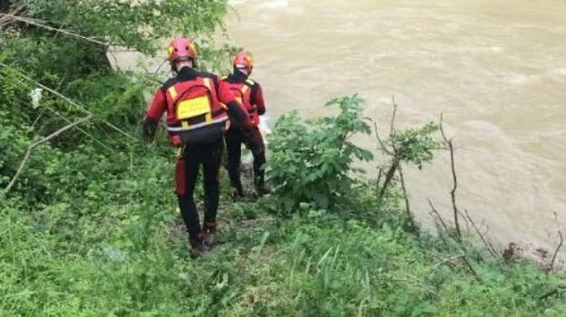 Orrore a Modena: resti umani ritrovati in un sacco lungo un fiume