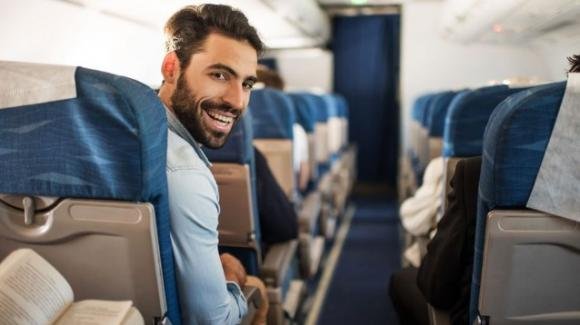 Addio alle mascherine durante il volo: quali compagnie aeree hanno revocato l’obbligo di indossarle