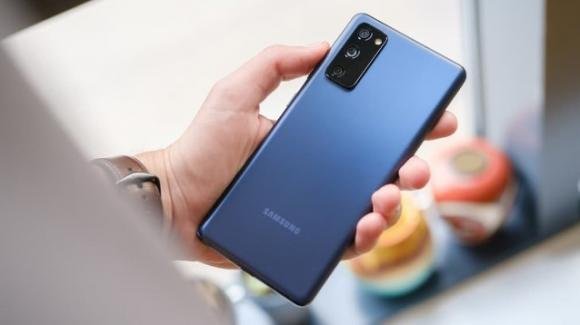Samsung torna indietro nel tempo: ufficiale il Galaxy S20 FE 2022