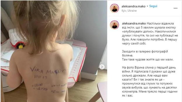 Madre ucraina tatua la schiena della figlia: la commovente foto diventa virale
