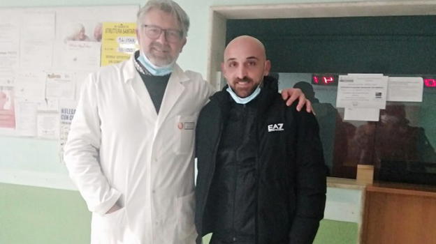 Brindisi, giocatore si sente male in campo e perde i sensi, la smentita: "Nessun doppio infarto"