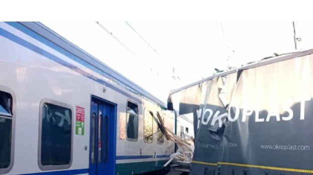 Brindisi, incidente tra camion e treno al passaggio a livello