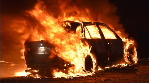 Taranto, corpo carbonizzato trovato all’interno di un’auto: indagini in corso