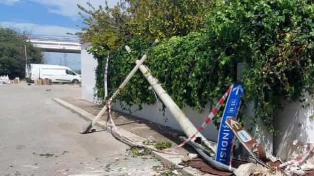 Brindisi, si schianta contro segnale stradale e abbatte palo della luce: è caccia all’autore dell’incidente