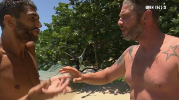 L’isola dei famosi, Edoardo Tavassi attacca Jeremias: "Mi ha detto che sono un uomo mantenuto dalla sorella"