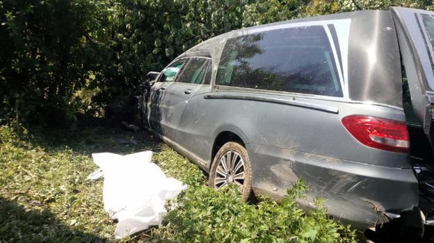 Forlì-Cesena, carro funebre cade in una scarpata con la bara e il parroco a bordo