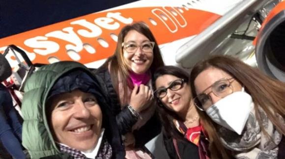 Durante un volo per Parigi, quattro infermieri salvano la vita ad un giovane che rischia l’infarto