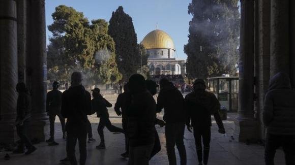 Gerusalemme, scontri sulla Spianata del Tempio: 150 feriti, città sorvegliata