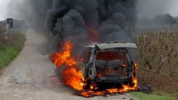 Brindisi, auto in fiamme durante la marcia: due episodi in poche ore vicino Tuturano