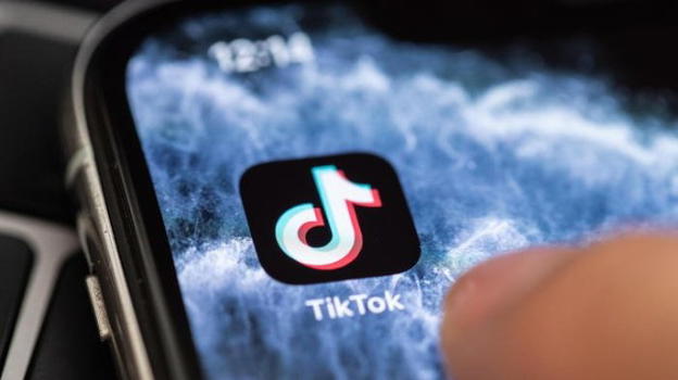 Arezzo: 14enne si dà fuoco per una sfida su TikTok, è in coma