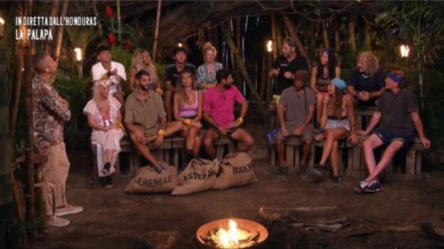 L’isola dei famosi, tensioni tra le due tribù: "Esultano quando qualcuno perde il cibo"