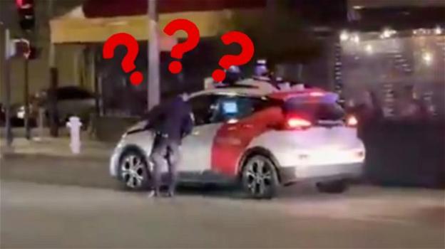 Auto a guida autonoma senza conducente fermata dalla polizia: la reazione
