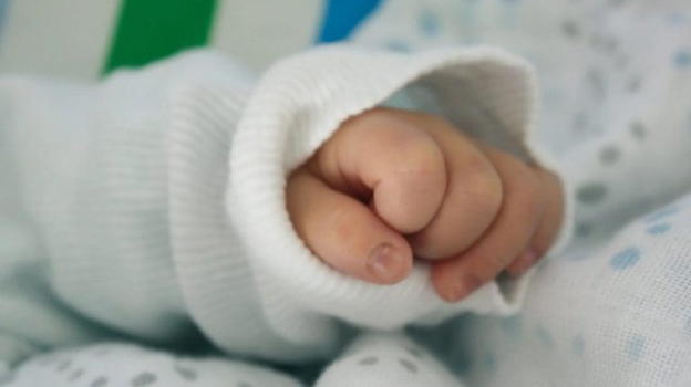Lodi, bimbo di 7 mesi trovato morto in culla dai genitori: disposta l’autopsia