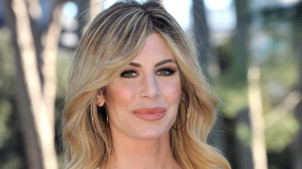 Paola Caruso sottolinea la necessità di dover guadagnare in TV: "Senza Barbara D’Urso non avrei mantenuto mio figlio"