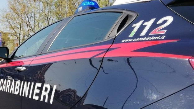 Cremona, cade a terra colpito da un pugno, tutti filmano ma nessuno interviene