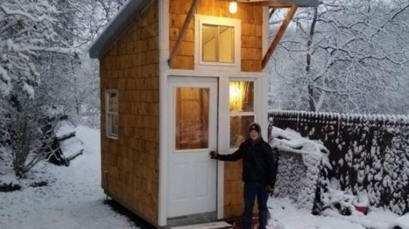 13enne si costruisce una casetta, è incredibile quello che succede quando apre la porta